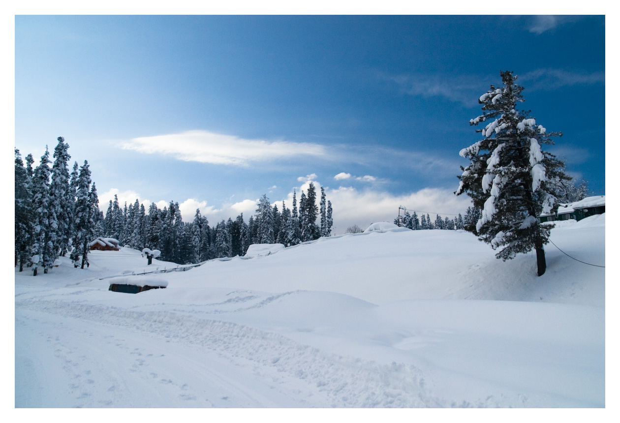 https://d3r8gwkgo0io6y.cloudfront.net/upload/20080208_china_0339 Gulmarg Kashmir.jpg
